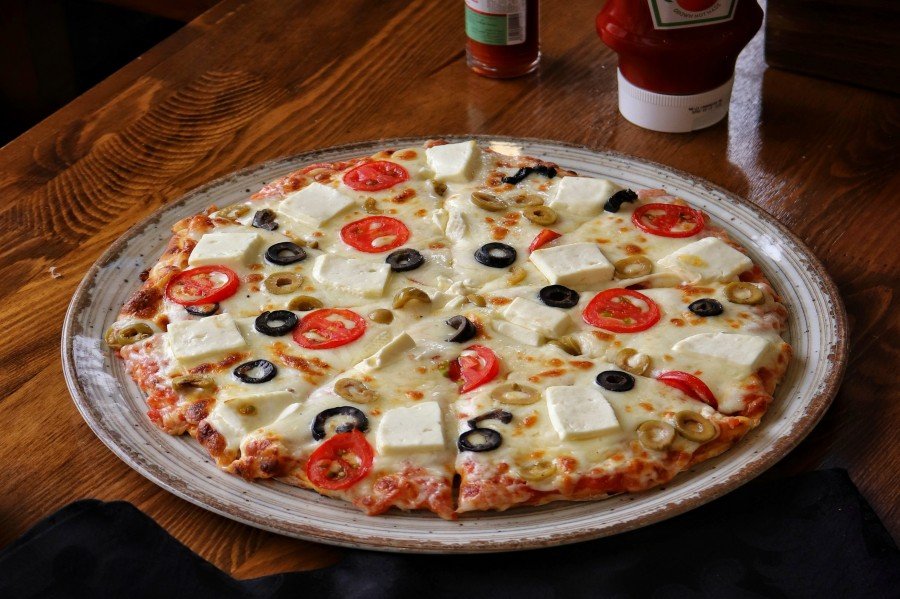 White cheese pizza (MIDDLE)